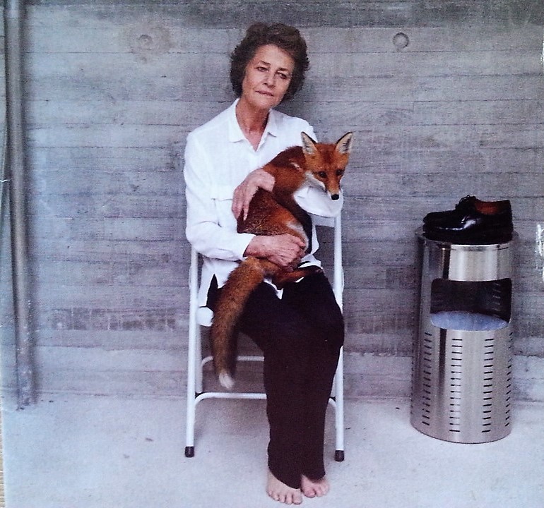 Juergen Teller fotografiert Charlotte Rampling mit dem Fuchs